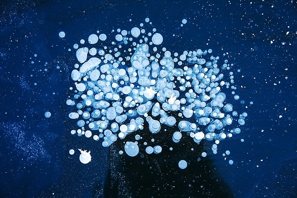 포토 JPG 해외이미지 디자인 계절 호수 컬러 백그라운드 크리스마스 겨울 패턴 자연 유리 표면 추상 새해 사람없음 야외 장식 물 파란색 빛 냉동 얼음 추위 흰색 눈송이 균열 12월 크리스탈 남색 에코 질감 서리 내추럴 해외202310 해외포토 자연요소 기념일 무늬 모션 재질 눈_날씨 환경 날짜 광석 생태계 파일형식