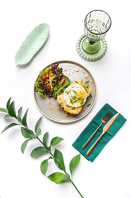 포토 JPG 해외이미지 접시 포크 잎 와인잔 사람없음 샐러드 분위기 나이프 토스트 스크램블 플레이팅 해외202310 해외포토 식물 식기 음식 빵 컨셉 술잔 칼 상차림 계란요리 파일형식