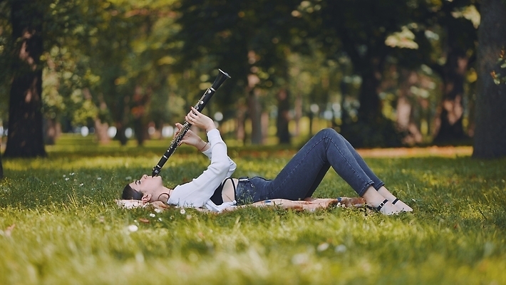 포토 JPG 해외이미지 백인 1 손 여자 교육 행복 얼굴 어린이 음악 백그라운드 자연 놀이 하늘 바람 한명 사람 성인 야외 목재 학습 뷰티 소리 봄 공연 연주자 음악가 낭만 흰색 기구 예술가 시트 고립 멜로디 뮤지컬 플레이어 해외202310 해외포토 자연요소 서양인 나무 직업 계절 감정 컬러 컨셉 재료 날씨 문화예술 이벤트 신체부위 생태계 파일형식