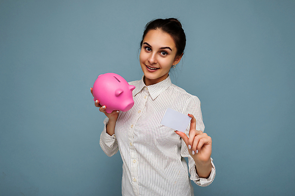 포토 JPG 해외이미지 여자 행복 분홍색 백그라운드 셔츠 돈 비즈니스 갈색머리 한명 사람 성인 금융 경제 파란색 쇼핑 상자 뷰티 세일 동전 공백 저축 저금통 흰색 돼지 신용카드 긍정 이익 고립 수입 진실 페니 카피스페이스 해외202310 해외포토 1 헤어스타일 감정 컬러 컨셉 상의 포유류 재산 파일형식