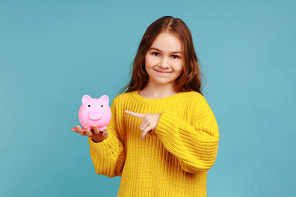 포토 JPG 해외이미지 스튜디오촬영 백인 직업 여자 행복 어린이 돈 비즈니스 손가락 성공 미래 실내 한명 사람 금융 경제 동전 저축 돼지저금통 가리킴 돼지 자신감 시장 재산 보안 파란배경 투자 대출 계좌 고립 관심 기부금 수입 예산 자금 페니 제의 해외202310 해외포토 서양인 1 손 감정 백그라운드 컨셉 포유류 안전 손짓 내부 파란색 저금통 기부 파일형식