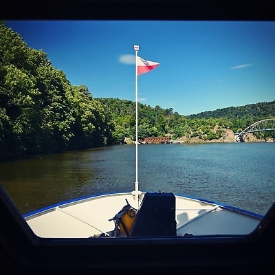 포토 JPG 해외이미지 유럽 호수 여행 교통시설 자연 하늘 사람 사람없음 야외 초록색 강 컬러풀 여행객 항구 수영 저수지 도시 보트 수면 숲 크루즈 댐 체코 남쪽 공화국 화창 모라비아 해외202310 해외포토 공공시설 나라 컬러 교통 배_교통 날씨 물 수상스포츠 방향 시설 생태계 파일형식