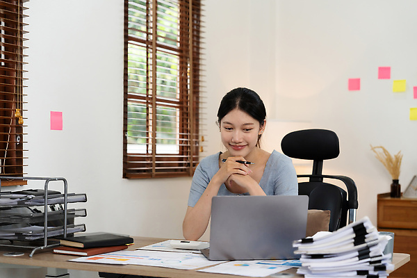 포토 JPG 해외이미지 직업 종이 컨셉 비즈니스 그래프 한명 사람 금융 경제 컴퓨터 사무실 자료 계산기 비즈니스맨 수학 계산 계획 책상 분석 보고서 경영자 문서 투자 회계 계좌 관리자 세금 수입 예산 프로젝트 회계사 해외202310 해외포토 1 남자 가구 교과목 문구용품 전자제품 장비 직장인 리더 파일형식