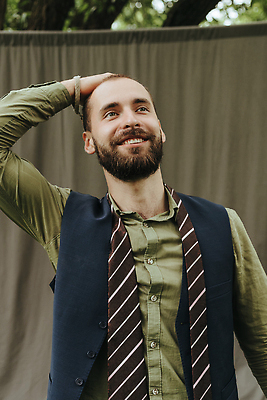 포토 JPG 해외이미지 스튜디오촬영 모델 헤어스타일 외관 옷 남자 와이셔츠 바지 회색배경 넥타이 수염 실내 한명 서기 정장 갈색 유행 직물 자신감 클래식 우아함 검은머리 개성 히스패닉 조절 고립 성격 정중 스타일 해외202310 해외포토 1 잡화 감정 컬러 백그라운드 컨셉 셔츠 모션 하의 사람 내부 회색 파일형식