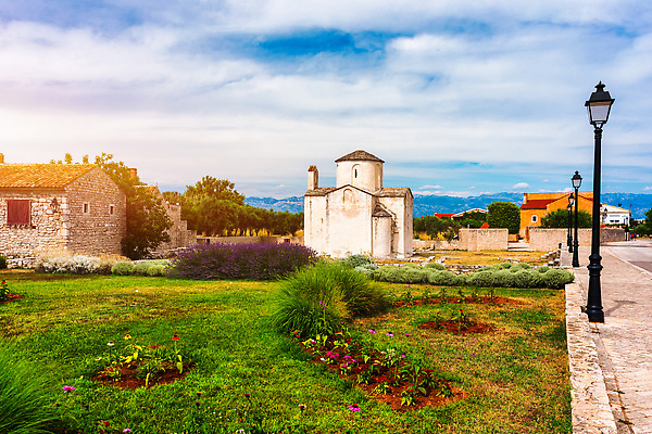 포토 JPG 해외이미지 바다 섬 건축양식 하늘 안테나 해변 사람없음 건물 물 파란색 관광지 하이앵글 도시풍경 교회 마을 탑 항구 도시 만 중세 역사 재산 지중해 소금 타운 크로아티아 석호 구시가지 다도해 달마시안 조감도 해외202310 해외포토 자연요소 건축물 건축 유럽 뷰포인트 컬러 여행 통신 종교건축 교통시설 풍경 금융 개 파일형식