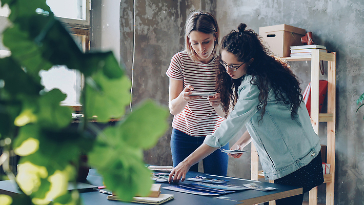 포토 JPG 해외이미지 직업 디자인 응시 여자 컨셉 비즈니스 상상 탁자 직장 함께함 창조 말하기 서기 두명 스마트폰 핸드폰 사무실 카메라 가리킴 업무 작업 도움 발사 디자이너 사진사 스마트 동료 바쁨 모음 나눔 소셜네트워크 소셜미디어 플랫레이 해외202310 해외포토 시선 가구 회사 관계 모션 사람 손짓 전자제품 스마트기기 플랫 작가 파일형식