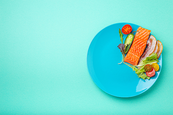 포토 JPG 해외이미지 접시 채소 사람없음 하이앵글 샐러드 민트색 연어요리 해외202310 해외포토 식기 음식 뷰포인트 컬러 연어 파일형식