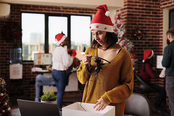 포토 JPG 해외이미지 여자 남자 크리스마스 산타모자 스트레스 직장 들기 여러명 상반신 성인 앞모습 뒷모습 노트북 사무실 헤드셋 슬픔 비즈니스맨 비즈니스우먼 실업 책상 정리 짐싸기 해고 성인만 내려보기 해외202310 해외포토 모자_잡화 기념일 감정 뷰포인트 음향기기 가구 다수 회사 비즈니스 모션 사람 전자제품 헤드폰 직장인 파일형식