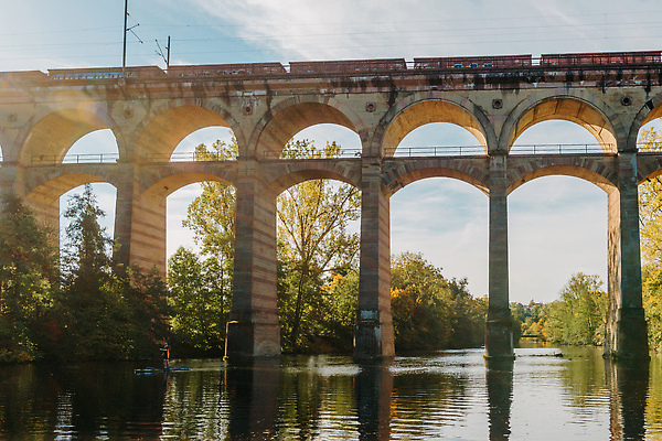 포토 JPG 해외이미지 전통 공원 여행 건축양식 하늘 휴가 독일 사람없음 야외 건물 물 강 반사 맑음 기찻길 기차 수확 시골 도시 역사 연결 아치 타운 공학 천연기념물 구름다리 랜드마크 옛날 해외202310 해외포토 자연요소 건축물 공공시설 교육 건축 유럽 육상교통 농업 날씨 대중교통 다리_건축물 파일형식