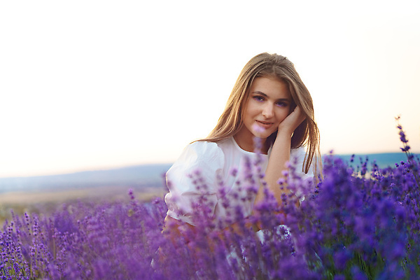 포토 JPG 해외이미지 응시 여자 꽃밭 한명 상반신 성인 야외 앞모습 일몰 라벤더 프로방스 성인여자한명만 해외202310 해외포토 1 시선 꽃 뷰포인트 사람 노을 허브 여자한명만 성인여자만 파일형식