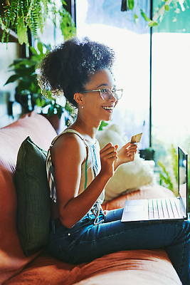 포토 JPG 해외이미지 직업 라이프스타일 여자 인터넷 비즈니스 청소년 성공 아파트 주택 갈색머리 한명 사람 20대 성인 노트북 쇼핑 컴퓨터 소파 알약 디지털 우승 비즈니스우먼 신용카드 구매 무선전화기 흥분 와이파이 결제 열정 질서 온라인 남아프리카 예산 여자한명만 블랙프라이데이 해외202310 해외포토 1 헤어스타일 감정 컨셉 의자 아프리카 데이이벤트 청년 건물 생활 금융 전자제품 약 예절 최고 직장인 전화기 무선인터넷 여자만 파일형식