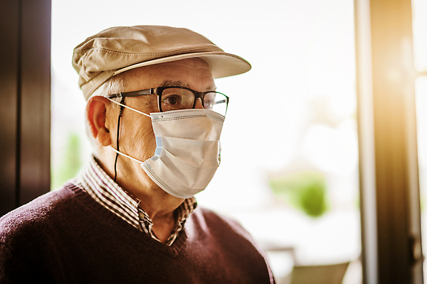 포토 JPG 해외이미지 모자 응시 옷 남자 안경 얼굴 겨울 실내 가면 한명 성인 카페 추위 주름 닫기 보호 은퇴 예방 옛날 코로나바이러스 해외202310 해외포토 1 시선 잡화 계절 컨셉 모션 사람 내부 신체부위 상점 바이러스 파일형식