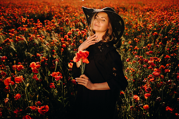 포토 JPG 해외이미지 여자 백그라운드 꽃밭 한명 들기 상반신 성인 옆모습 빨간색 눈감음 화려 양귀비 성인여자한명만 해외202310 해외포토 1 꽃 뷰포인트 컬러 컨셉 모션 사람 여자한명만 성인여자만 파일형식