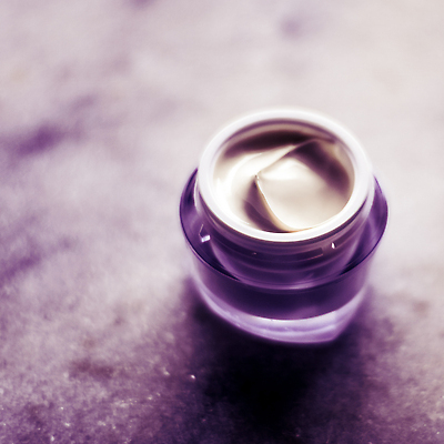 포토 JPG 해외이미지 근접촬영 사람없음 고급 피부관리 스킨케어 기초화장품 보라색배경 수분크림 해외202310 해외포토 뷰포인트 백그라운드 컨셉 뷰티 보라색 화장품 파일형식