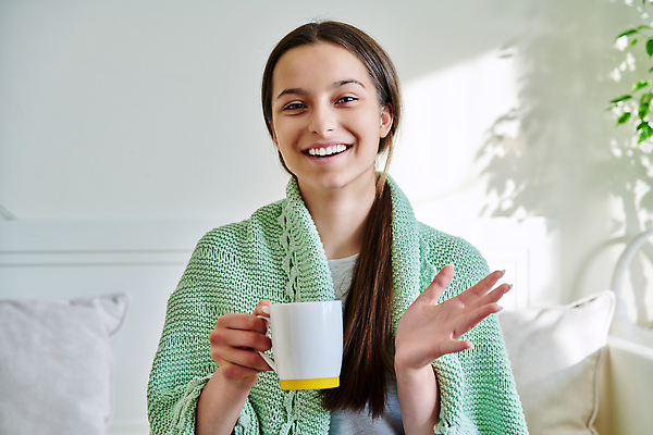 포토 JPG 해외이미지 백인 라이프스타일 응시 계절 여자 음료 겨울 포장 휴식 주택 실내 따뜻함 건강 한명 성인 10대 컵 머그컵 추위 흰색 잡기 뜨거움 담요 아래 니트 돌봄 혼자 해외202310 해외포토 서양인 1 식기 시선 컬러 컨셉 상의 모션 청소년 사람 내부 건물 생활 방향 위치 파일형식