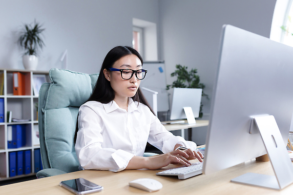 포토 JPG 해외이미지 여자 화분 안경 화초 의자 책장 한명 앉기 상반신 성인 옆모습 스마트폰 사무실 모니터 타이핑 키보드 마우스 스마트 책상 성인여자한명만 해외202310 해외포토 식물 1 잡화 뷰포인트 가구 컨셉 비즈니스 모션 사람 핸드폰 스마트기기 컴퓨터 컴퓨터용품 여자한명만 성인여자만 파일형식