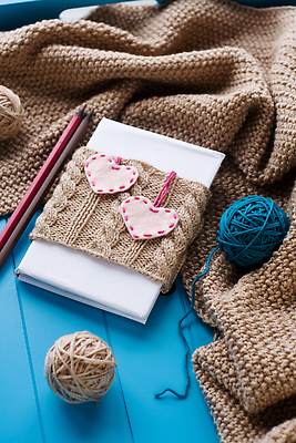 포토 JPG 해외이미지 손 커플 종이 백그라운드 크리스마스 겨울 패턴 공 자연 휴가 새해 주택 따뜻함 발렌타인데이 선물 사랑 사람없음 목재 장식 책 상자 낭만 수확 바늘 뜨개질 담요 편지 천 스웨터 질감 펠트 해외202310 해외포토 나무 계절 기념일 감정 컨셉 상의 무늬 농업 재료 관계 데이이벤트 취미 건물 신체부위 도구 직물 생태계 파일형식 천_직물