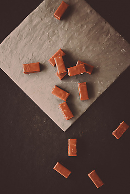 포토 JPG 해외이미지 조각 디저트 사람없음 하이앵글 갈색 초콜릿 돌판 해외포토 음식 뷰포인트 컬러 돌_바위 파일형식