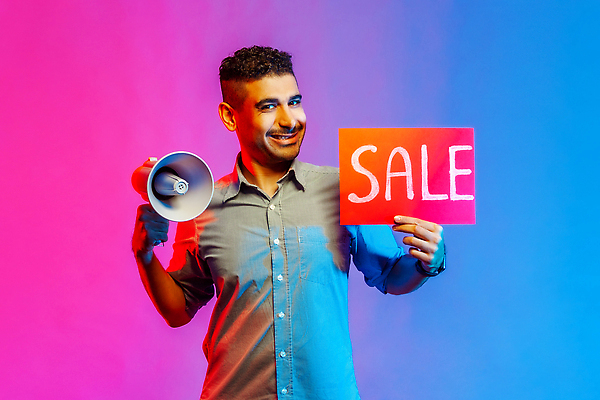 포토 JPG 해외이미지 알파벳 남자 한명 들기 상반신 성인 앞모습 파란색 세일 확성기 팻말 절약 성인남자한명만 해외202310 해외포토 1 영어 뷰포인트 컬러 컨셉 모션 프레임 사람 남자한명만 성인남자만 파일형식