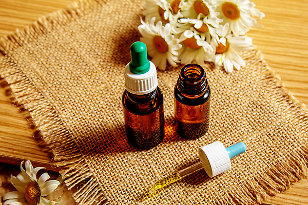 포토 JPG 해외이미지 사람없음 아웃포커스 갈색 오일 아로마테라피 내추럴 에센스 오일병 캐모마일 해외202310 해외포토 꽃 음식 컬러 촬영기법 화장품 허브 테라피 파일형식