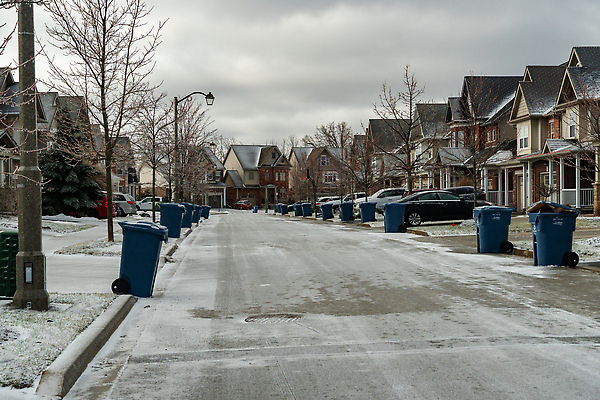 포토 JPG 해외이미지 도로 컬러 백그라운드 자연 거리 사람없음 야외 초록색 파란색 환경 재활용 쓰레기통 도시 오염 캔 쓰레기 폐기물 컨테이너 플라스틱 거절 수집 서비스 낭비 옛날 처리 해외202310 해외포토 산업 길 컨셉 교통시설 재질 친환경 생태계 파일형식