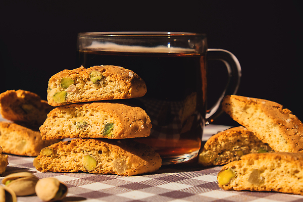 포토 JPG 해외이미지 단면 잔 바닥 사람없음 쌓기 쿠키 체크무늬 피스타치오 홈메이드 비스코티 비건 해외202310 해외포토 식기 빵 무늬 모션 디저트 견과류 만들기 채식주의자 파일형식