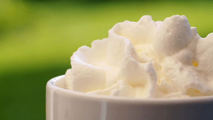 포토 JPG 해외이미지 라이프스타일 음식 백그라운드 재료 자연 탁자 디저트 사람없음 야외 컵 초록색 여름 햇빛 정원 거품 우유 흰색 닫기 달콤 맛 설탕 크림 내추럴 맛있는 해외202310 해외포토 식기 계절 컬러 가구 컨셉 모션 유제품 생활 태양 생태계 파일형식