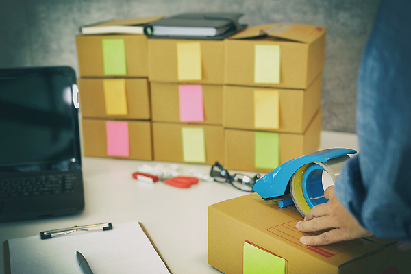 포토 JPG 해외이미지 손 신체부위 노트북 상자 펜 공책 메모지 책상 준비 테이프 분류 서류판 해외202310 해외포토 가구 문구용품 사람 전자제품 필기구 사무용품 파일형식