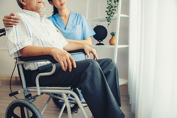 포토 JPG 해외이미지 여자 할아버지 노년 남자 행복 화분 화초 선반 병원 앉기 동양인 상반신 두명 옆모습 건강관리 환자 간호사 커튼 고독 장애인 휠체어 어깨에손 해외202310 해외포토 식물 감정 뷰포인트 가구 의학 모션 건강 관리 사람 인종 성인 의료진 장애 파일형식