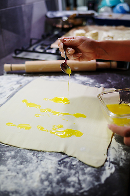 포토 JPG 해외이미지 전통 접시 음식 백그라운드 탁자 디저트 치즈 건강 요리 사람없음 케이크 식사 저녁식사 빵집 흰색 신선 닫기 달콤 맛 아침식사 작음 굽기 먹기 크림 시골집 반죽 퍼프 롤 점심식사 폭식 번 이스트 페스츄리 핸드메이드 맛있는 해외202310 해외포토 식기 빵 컬러 가구 컨셉 모션 유제품 주택 상점 크기 구이 파일형식