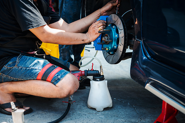 포토 JPG 해외이미지 직업 산업 교통시설 자동차 노동자 사람 사람없음 상점 금속 기계 공연 손상 디스크 작업 바퀴 기술자 변화 실패 수리 브레이크 서비스 타이어 고정 문제 모터 유지 돌봄 자동 제어 조율 차고 해외202310 해외포토 육상교통 교통 컨셉 모션 재질 이벤트 좌절 질병 시설 파일형식