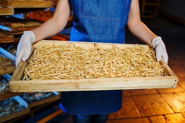 포토 JPG 해외이미지 여자 유니폼 공장 노동자 파스타 한명 들기 상반신 성인 앞모습 업무 제조 페투치네 성인여자한명만 해외202310 해외포토 직업 1 옷 뷰포인트 공업 모션 서양음식 사람 작업 파스타면 여자한명만 성인여자만 파일형식