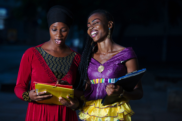 포토 JPG 해외이미지 학생 라이프스타일 응시 드레스 여자 교육 행복 흑인 2 함께함 대화 서기 미소 웃음 사람 소녀 야외 두명 빨간색 친구 청춘 뷰티 노란색 귀걸이 목도리 잡기 그룹 소프트포커스 토론 손목시계 속도 대학교 진짜 해외202310 해외포토 서양인 시선 잡화 옷 감정 어린이 시계 컬러 컨셉 장신구 학교 관계 모션 촬영기법 표정 말하기 생활 파일형식