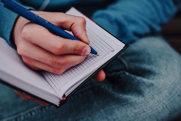 포토 JPG 해외이미지 백인 직업 학생 남자 행복 생각 비즈니스 통신 유리 성공 협력 설계 노동자 수염 아이디어 실내 대화 한명 미소 사람 사무실 정보 그룹 계획 디자이너 승무원 분석 동료 해결 어려움 조언 프로젝트 힙스터 콜라보레이션 브레인스토밍 해외202310 해외포토 서양인 1 패션 감정 컨셉 관계 재질 표정 말하기 내부 파일형식