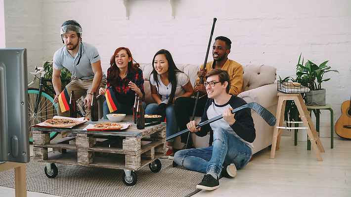 포토 JPG 해외이미지 여자 남자 행복 음식 스포츠 겨울 응원 주택 맥주 함께함 독일 실내 사람 앉기 경기 여러명 친구 세계 텔레비전 경쟁 우정 스케이트 마시기 게임 축하 깃발 관찰 우승 막대기 팬 그룹 흥분 하키 골 전국 해외202310 해외포토 계절 감정 유럽 스포츠용품 다수 컨셉 관계 모션 놀이 주류 내부 건물 전자제품 구기 최고 파일형식