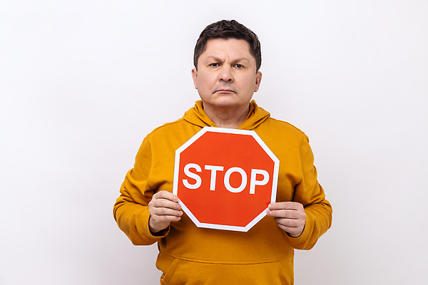 포토 JPG 해외이미지 남자 경고 한명 들기 상반신 성인 앞모습 회색 표지판 정지 거절 성인남자한명만 해외202310 해외포토 1 뷰포인트 컬러 컨셉 모션 알림판 사람 남자한명만 성인남자만 파일형식