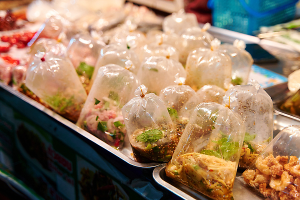 포토 JPG 해외이미지 전통 아시아 문화 백그라운드 채소 가방 재료 포장 태국 거리 종류 육류 요리 동양인 사람없음 세일 상점 주방 식사 저녁식사 신선 뜨거움 시장 맛 수프 플라스틱 먹기 허브 향신료 속도 국수 매움 지역 패키지 카레 제비 점심식사 매각 핸드메이드 많음 맛있는 해외202310 해외포토 식물 잡화 나라 음식 컨셉 식재료 모션 재질 조류 인종 면류 향미료 파일형식