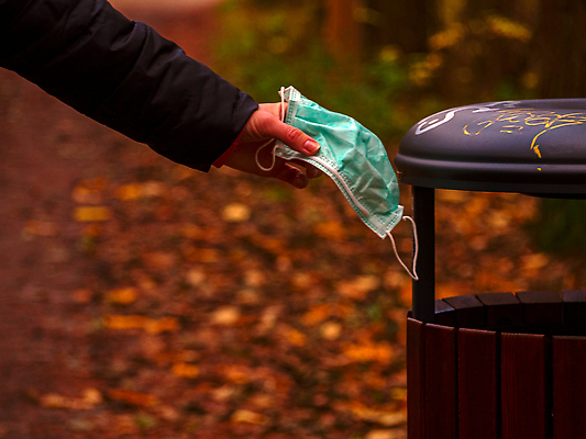 포토 JPG 해외이미지 손 컨셉 건강 가면 마스크 안전 사람없음 초록색 약 건강관리 환경 고통 장비 쓰레기통 오염 던지기 호흡기관 바이러스 끝 보호 위생 질병 위험 일회용 컨테이너 양동이 감염 전염 먼지 문제 외과 생태학 위생관리 인플루엔자 전염병 중고 처리 코로나바이러스 해외202310 해외포토 교육 감정 산업 컬러 의학 모션 병원 관리 신체부위 장기_의학 파일형식