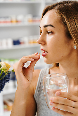 포토 JPG 해외이미지 라이프스타일 손 음식 다이어트 채소 유리 건강 식이요법 어류 한명 치료 물 뷰티 알약 약 잡기 약국 먹기 피부 테라피 보충 광 돌봄 복용 오메가 해외202310 해외포토 자연요소 1 의학 모션 재질 사람 생활 신체부위 수중동물 파일형식