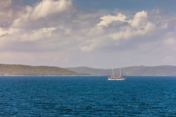포토 JPG 해외이미지 구름 라이프스타일 스포츠 파도 바다 여행 요트 교통시설 자연 하늘 휴가 휴식 항해 풍경 취미 사람없음 물 여름 파란색 햇빛 침묵 흰색 어선 보트 고급 크루즈 지중해 속도 그림 함선 범선 네비게이션 해외202310 해외포토 자연요소 계절 컬러 교통 컨셉 배_교통 생활 태양 소리 시설 생태계 파일형식