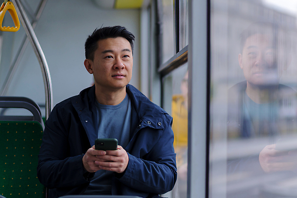 포토 JPG 해외이미지 남자 창문 버스 한명 들기 앉기 동양인 상반신 성인 야외 스마트폰 반사 비즈니스맨 출장 성인남자한명만 해외202310 해외포토 1 육상교통 비즈니스 모션 대중교통 사람 인종 핸드폰 스마트기기 직장인 남자한명만 성인남자만 파일형식