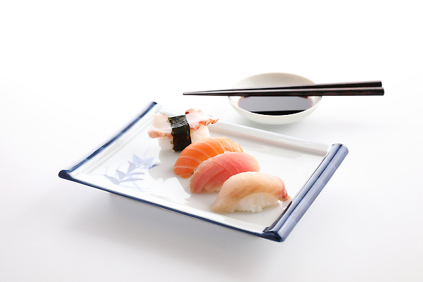 포토 JPG 해외이미지 접시 젓가락 사람없음 일본 초밥 회 신선 날것 간장 종지 해외202310 해외포토 그릇 식기 아시아 음식 수저 양념 일본음식 파일형식