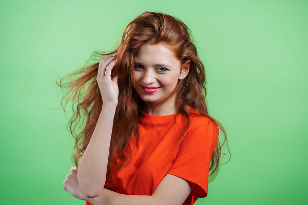 포토 JPG 해외이미지 모델 헤어스타일 응시 여자 얼굴 컬러 건강 한명 성인 빛 뷰티 갈색 유행 상점 검은색 화장품 화려 우아함 매끈함 미용사 이발 피부 미녀 가발 웨이브 샴푸 돌봄 섬광 스타일 성인여자만 해외202310 해외포토 직업 1 시선 컨셉 모션 사람 신체부위 위생용품 감각 미인 여자만 성인만 파일형식