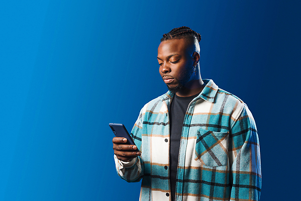 포토 JPG 해외이미지 스튜디오촬영 1 학생 라이프스타일 응시 남자 흑인 셔츠 인터넷 통신 모바일 수염 세포 실내 대화 한명 미소 20대 가로 파란색 스마트폰 검은색 도시 메시지 어플리케이션 연결 시원함 전화기 파란배경 소통 고립 문자메시지 카피스페이스 셀룰러 해외202310 해외포토 서양인 시선 컬러 백그라운드 컨셉 상의 표정 말하기 사람 청년 내부 생활 핸드폰 스마트기기 공백 파일형식