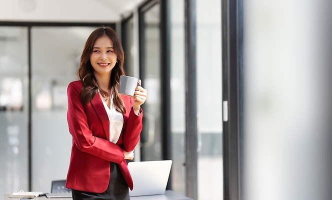 포토 JPG 해외이미지 백인 직업 여자 행복 회사 비즈니스 사업가 통신 성공 직장 함께함 실내 대화 한명 사람 앉기 성인 노트북 컴퓨터 사무실 뷰티 업무 작업 비즈니스맨 비즈니스우먼 그룹 토론 종업원 책상 동료 경영자 온라인 경영 해외202310 해외포토 서양인 1 남자 감정 가구 컨셉 관계 모션 말하기 내부 전자제품 직장인 리더 파일형식