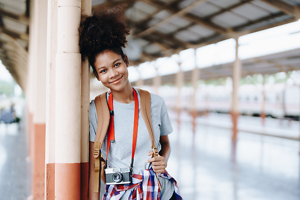 포토 JPG 해외이미지 손 응시 행복 여행 흑인 배낭 손가락 교통시설 성공 휴식 한명 서기 웃음 성인 야외 뷰티 유행 여행객 걷기 사진촬영 기쁨 자유 탐험 표현 잡기 입 역 치아 무서움 사진사 충격 타운 보여주기 백패커 해외202310 해외포토 서양인 1 시선 감정 교통 컨셉 가방 모션 표정 사람 신체부위 촬영 도시 소화기관 작가 시설 파일형식