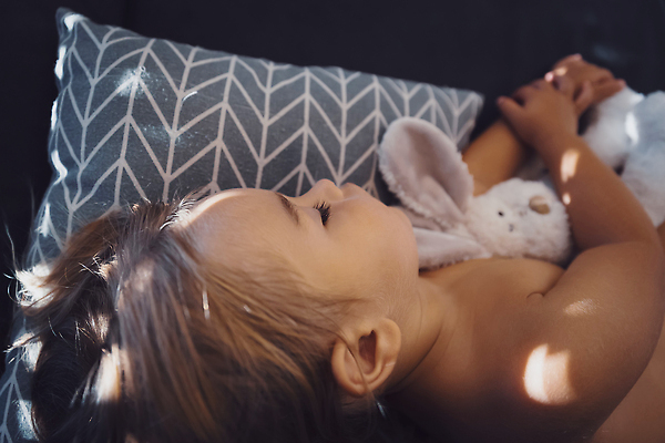 포토 JPG 해외이미지 백인 행복 어린이 가족 베개 침구 아침 휴식 주택 건강 피곤 사랑 한명 사람 소년 눕기 장난감 뷰티 침실 꿈 침대 아기 토끼 잠 닫기 달콤 야간 작음 낮잠 걸음마 취침시간 해외202310 해외포토 주간 자연요소 서양인 1 남자 감정 가구 컨셉 포유류 관계 모션 건물 반려동물 맛 크기 파일형식