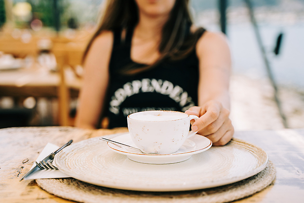 포토 JPG 해외이미지 백인 라이프스타일 여자 안경 커피 음료 바다 백그라운드 탁자 휴가 휴식 산 거리 한명 사람 앉기 풍경 성인 야외 컵 가로 여름 농작물 선글라스 여행객 상점 식당 카페 머그컵 마시기 뜨거움 닫기 아침식사 커피잔 서비스 상쾌 카푸치노 에스프레소 단절 해외202310 해외포토 서양인 1 식기 잡화 계절 감정 가구 컨셉 농업 모션 잔 생활 식사 파일형식