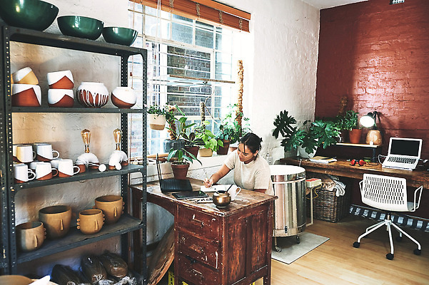 포토 JPG 해외이미지 그릇 여자 행복 화분 화초 의자 선반 한명 앉기 상반신 성인 옆모습 노트북 기록 도자기 작업실 책상 도예가 성인여자한명만 해외202310 해외포토 식물 직업 1 식기 감정 뷰포인트 가구 모션 사람 전자제품 여자한명만 성인여자만 파일형식