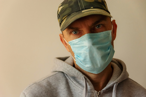 포토 JPG 해외이미지 백인 손 남자 얼굴 백그라운드 컨셉 건강 가면 마스크 한명 사람 소년 성인 파란색 약 머리 고통 오염 호흡기관 바이러스 보호 질병 위험 예방 박테리아 돌봄 스모그 전염병 해로움 코로나바이러스 해외202310 해외포토 서양인 1 감정 어린이 컬러 의학 모션 신체부위 장기_의학 파일형식